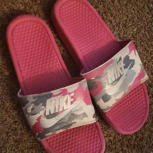 NIKE SLIDES